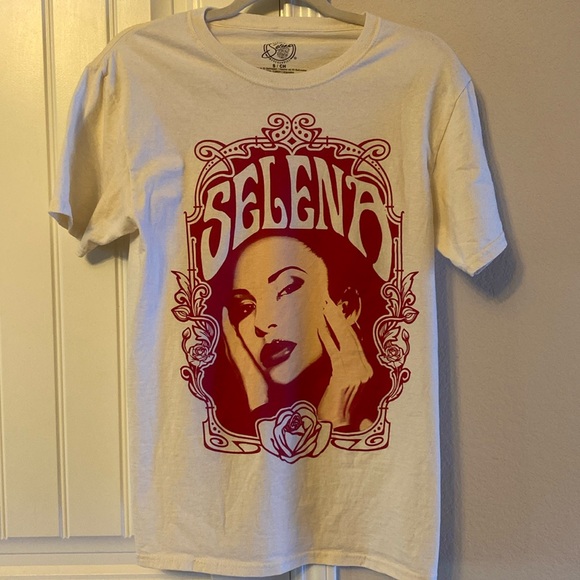 SELENA “COMO LA FLOR” TEE- SIZE S 🌹 - Picture 2 of 5
